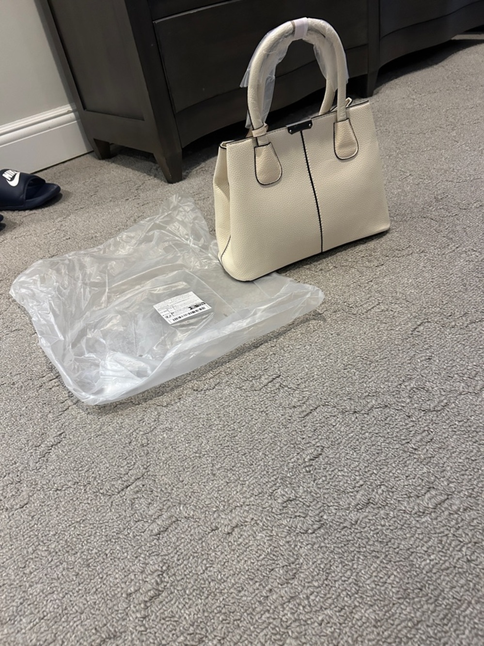 Classic Structured Women’s Tote Bag in black Vegan Leather Ivory - Picture 3 of 4